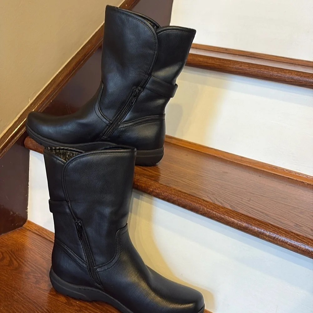 G.H. Bass & Co Women's Black faux leather Boots 1/2 zip tracking bottom warm 7.5